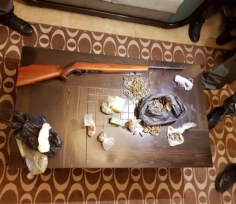 ضبط أسلحة وذخيرة واعتقال مشتبهين